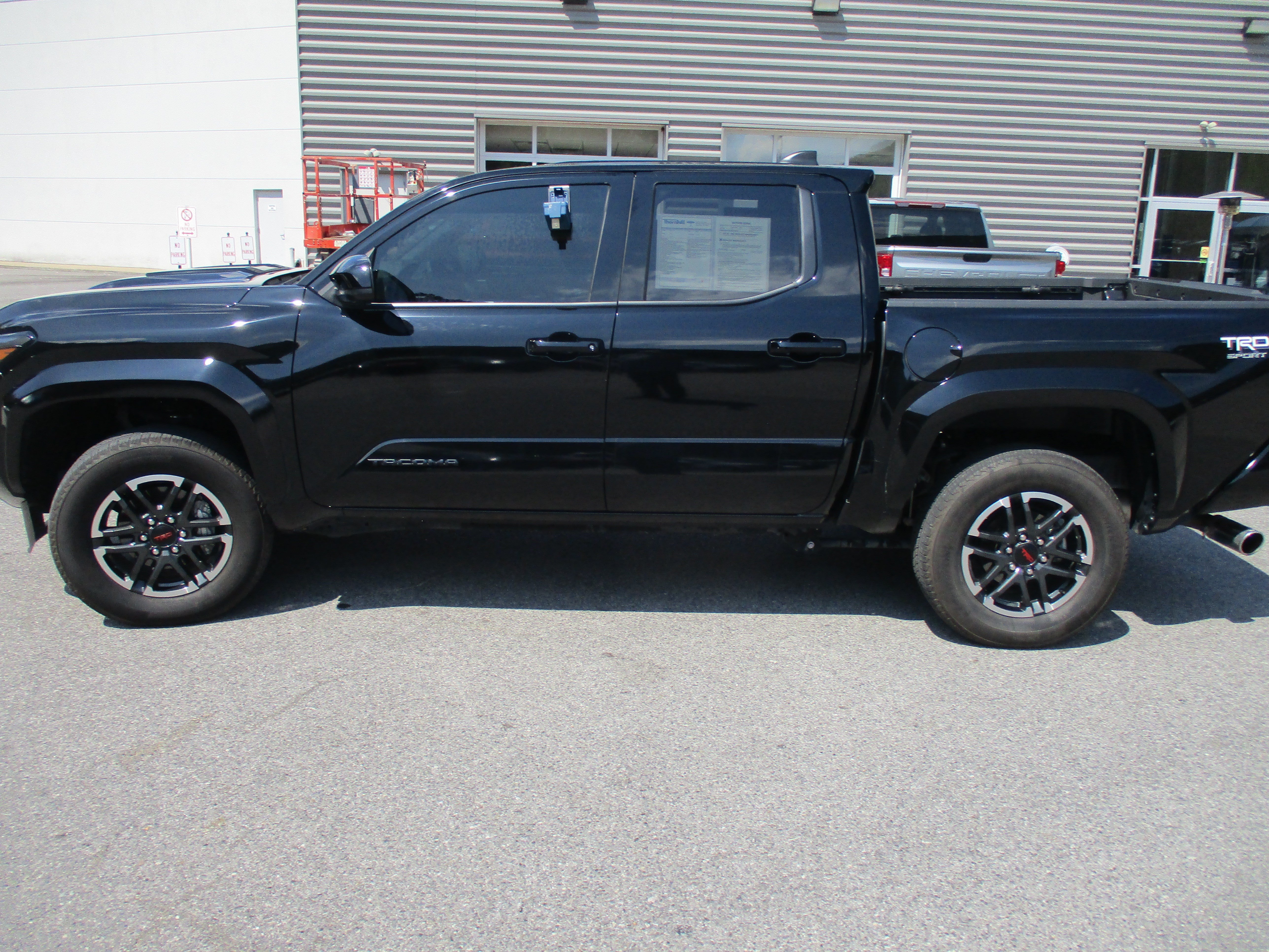 Used 2025 Toyota Tacoma TRD Sport AWD/4WD image 7
