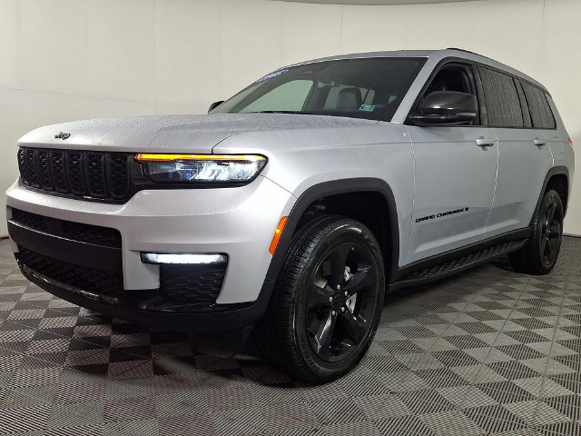 Used 2025 Jeep Grand Cherokee L Limited w/ Black Appearance Package AWD/4WD image 6