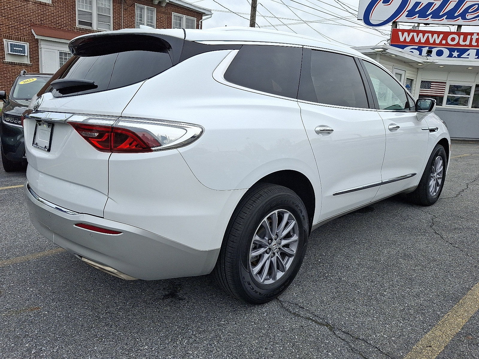 Used 2023 Buick Enclave Essence AWD/4WD image 5