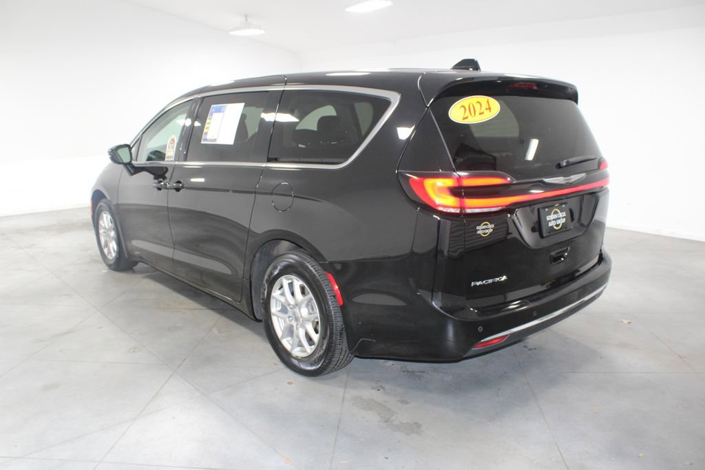 Used 2024 Chrysler Pacifica Touring-L image 7