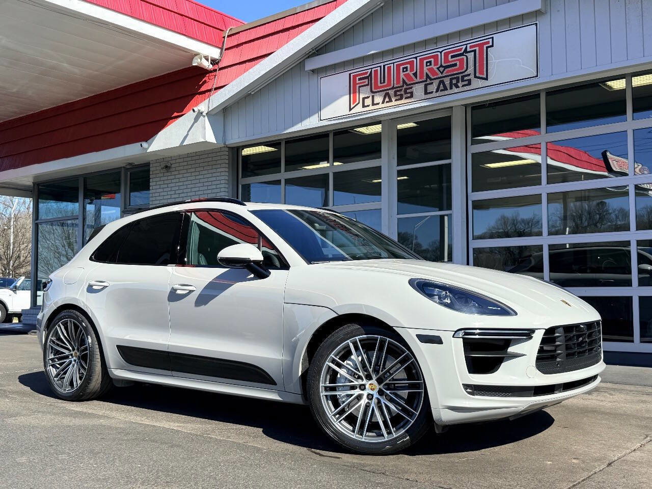 Used 2020 Porsche Macan Turbo image 1