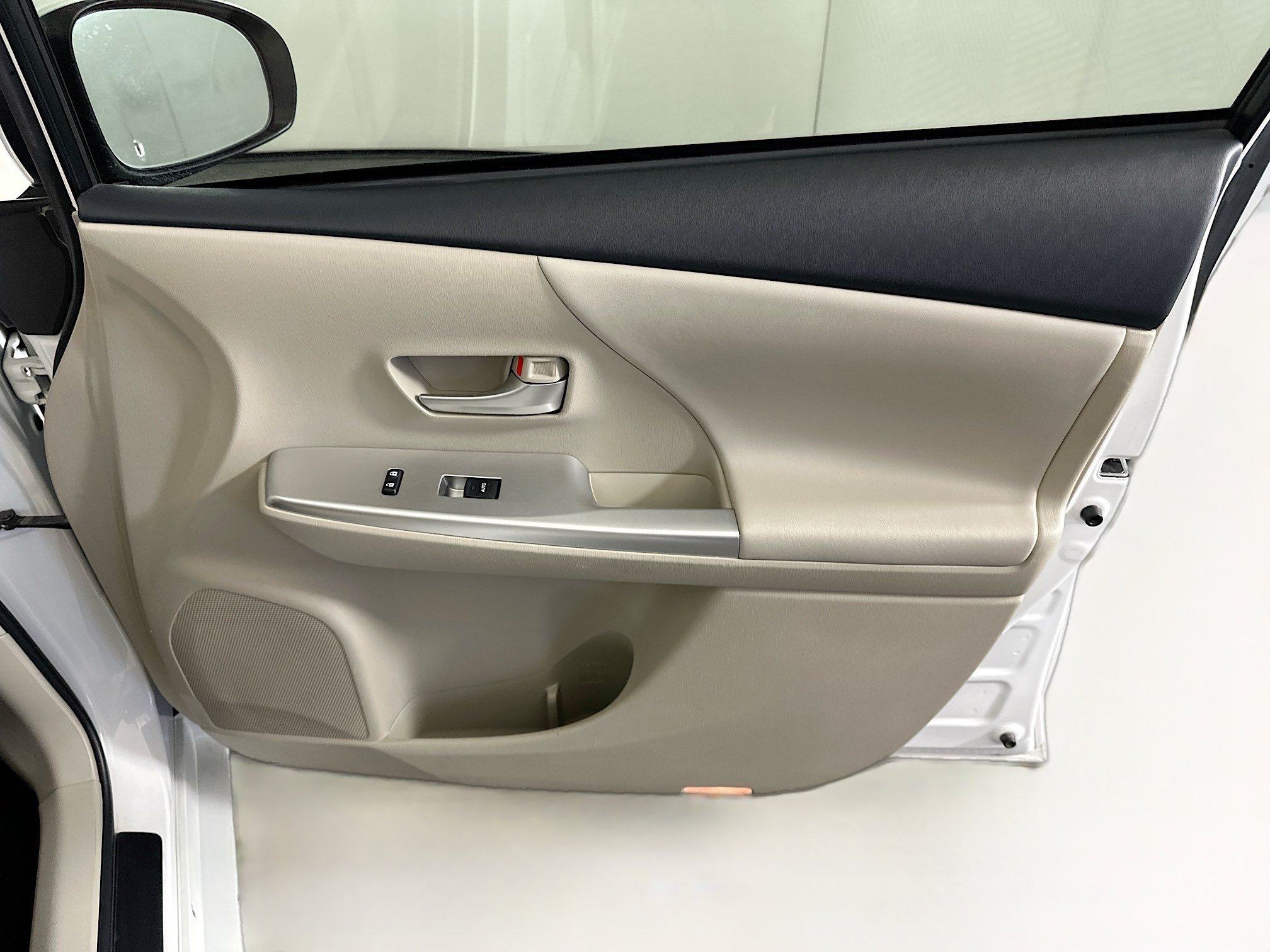 Used 2013 Toyota Prius V Five w/ Preferred Accessory Pkg FWD image 30