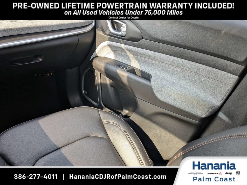 Used 2024 Jeep Compass Latitude w/ Sun and Sound Group AWD/4WD image 17