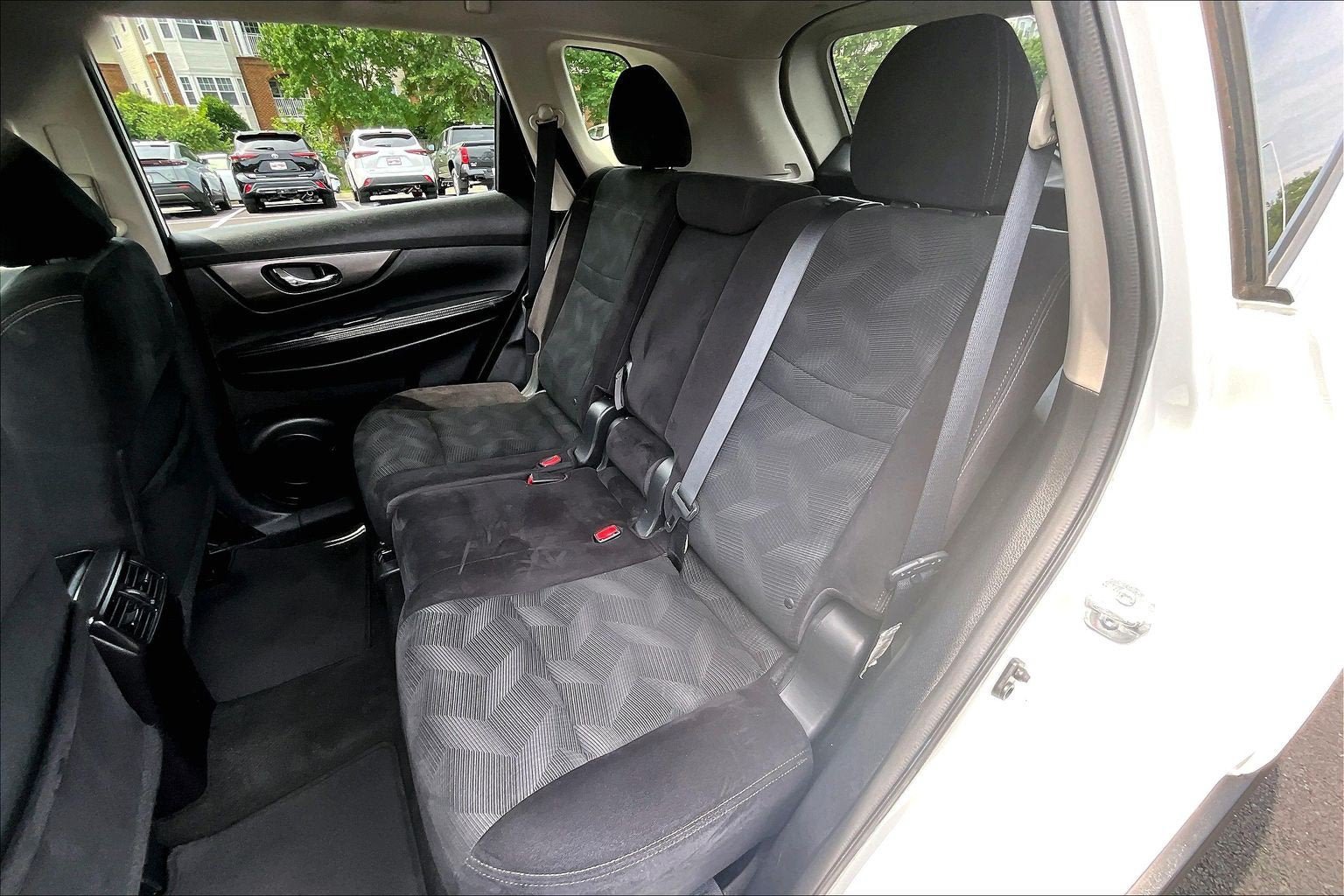Used 2015 Nissan Rogue SV AWD/4WD image 24