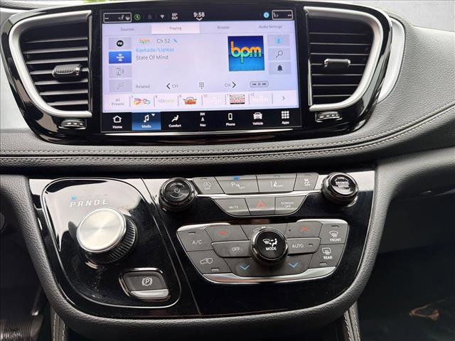 Used 2025 Chrysler Pacifica Limited FWD image 18
