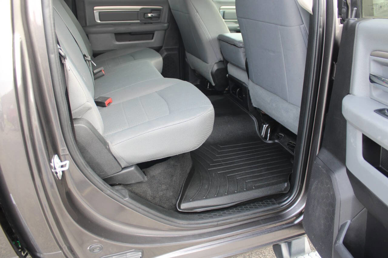 Used 2017 RAM 3500 SLT w/ Luxury Group image 39