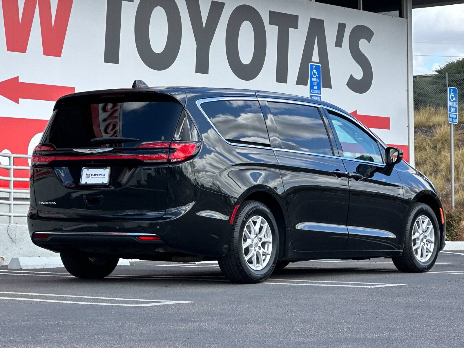 Used 2023 Chrysler Pacifica Touring-L FWD image 5