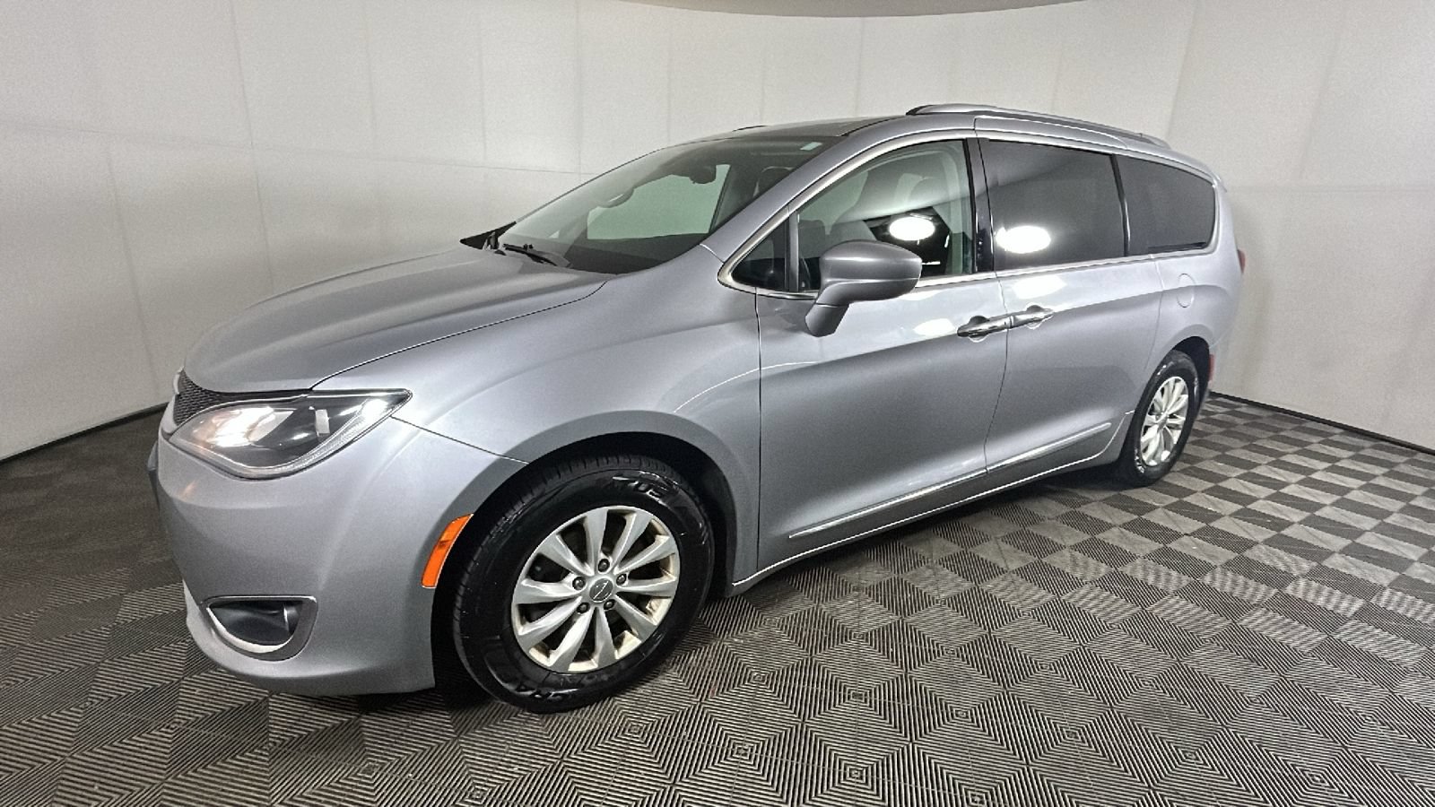 Used 2018 Chrysler Pacifica Touring-L FWD image 7