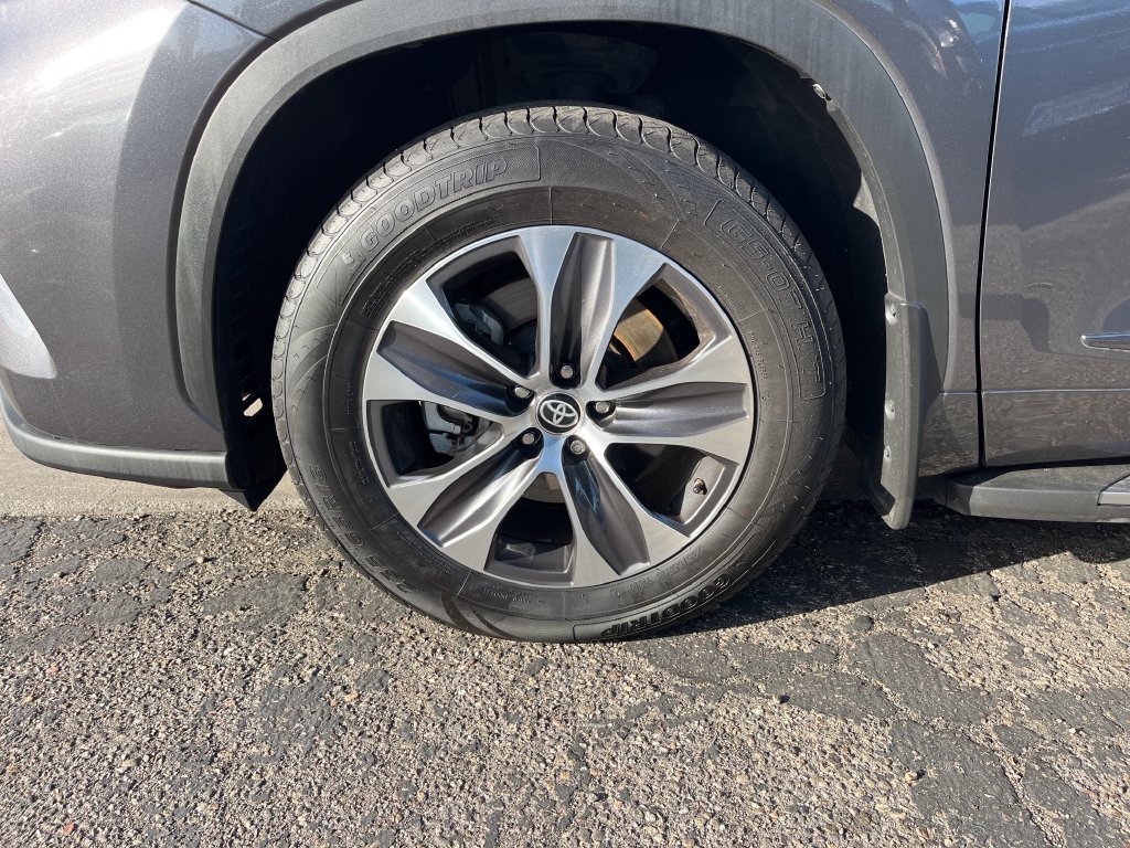 Used 2022 Toyota Highlander XLE FWD image 27