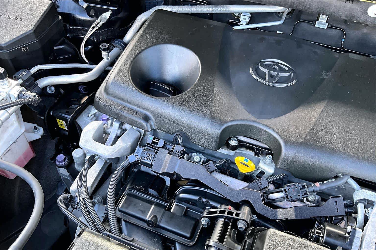 Used 2019 Toyota RAV4 LE w/ Carpet Mat Package FWD image 33