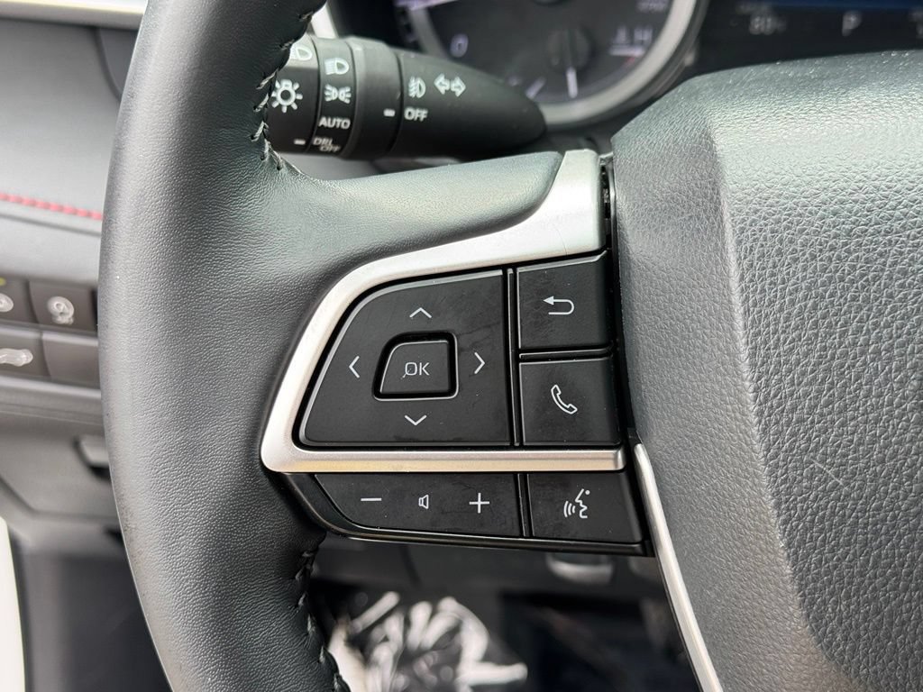 Used 2023 Toyota Highlander XSE FWD image 13