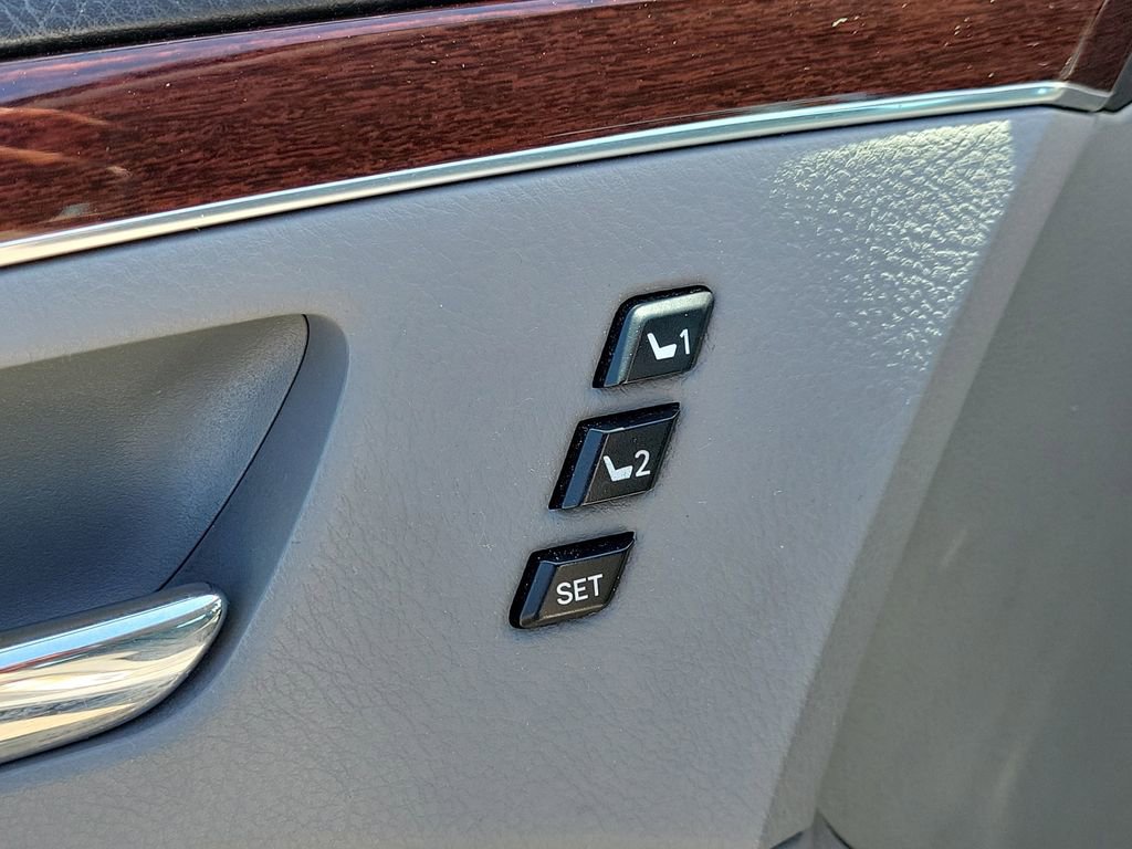 Used 2010 Toyota Avalon Limited FWD image 19