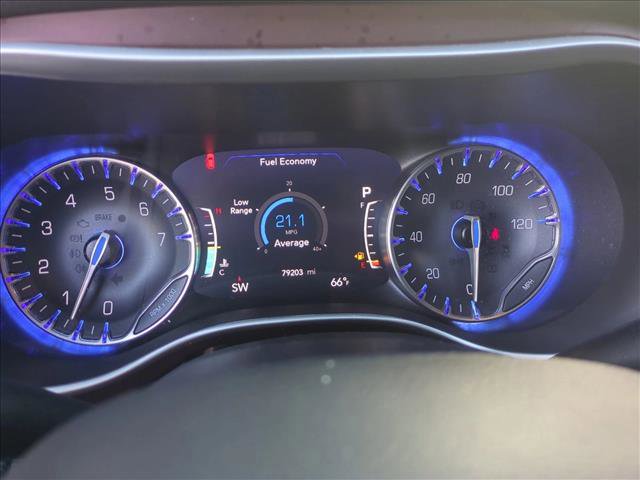 Used 2020 Chrysler Pacifica Touring-L image 11