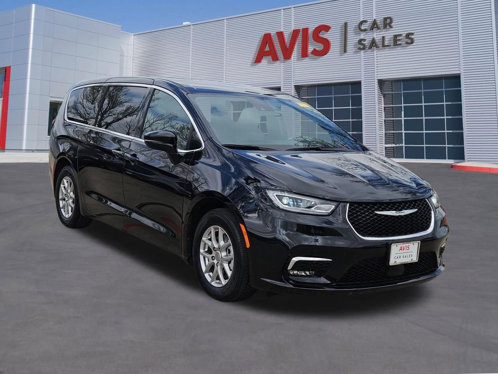 Used 2025 Chrysler Pacifica Select image 9