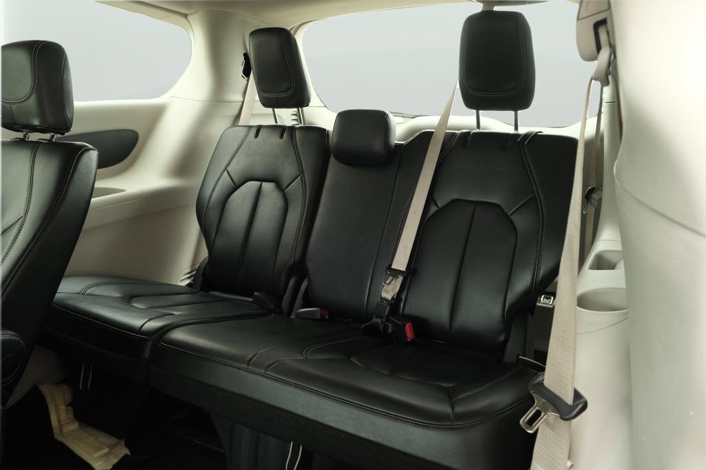 Used 2023 Chrysler Pacifica Touring-L FWD image 32