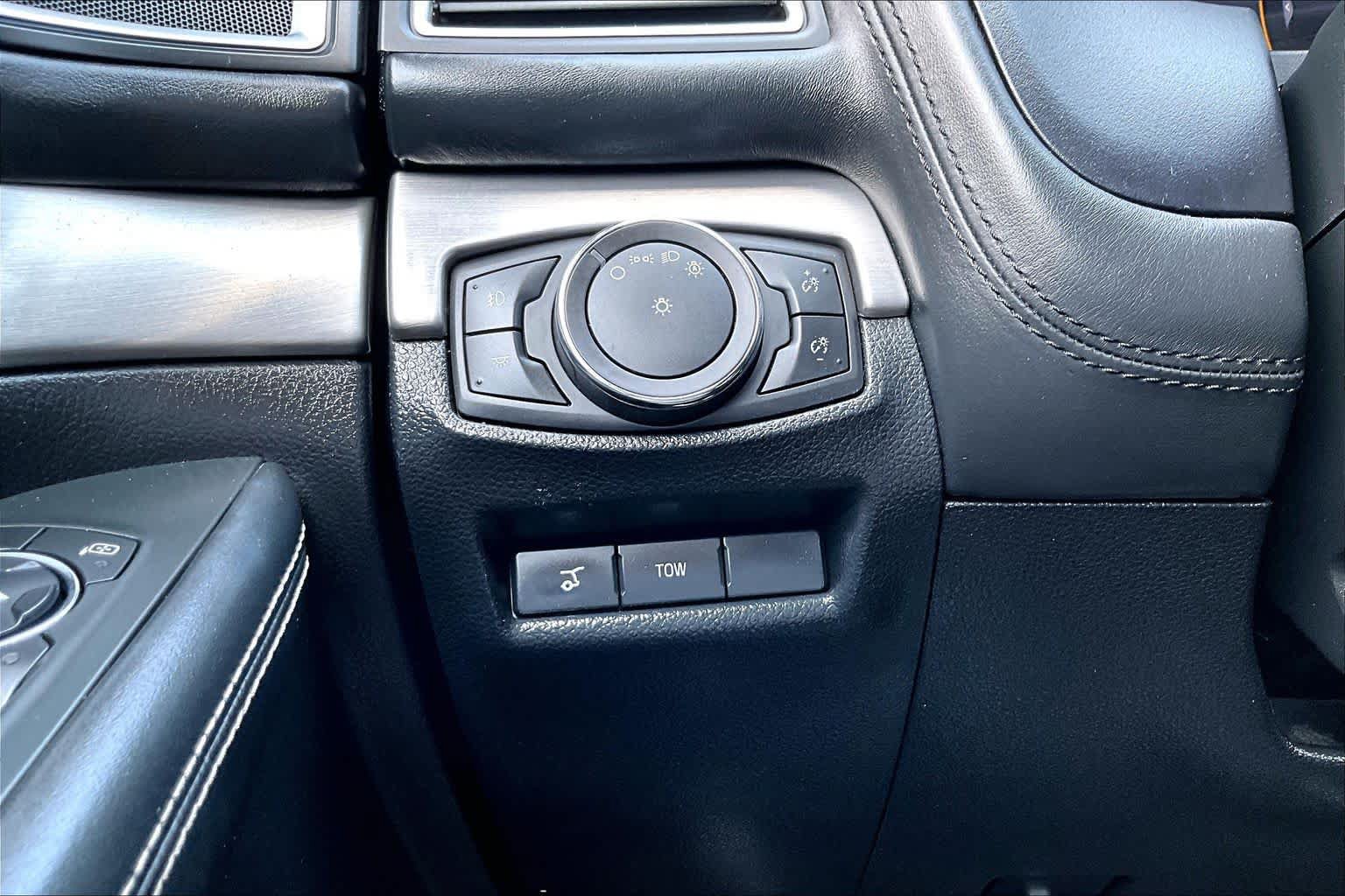 Used 2017 Ford Explorer Platinum AWD/4WD image 34
