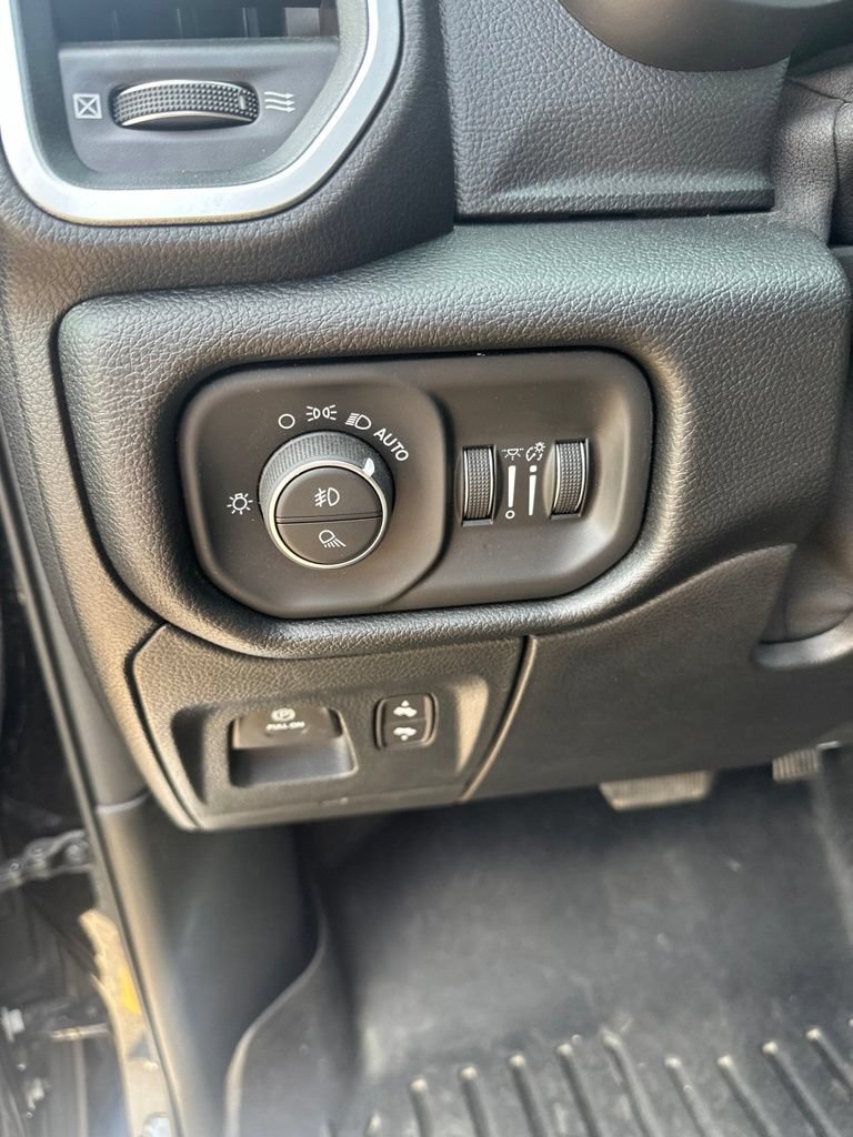 Used 2019 RAM 1500 Big Horn AWD/4WD image 9