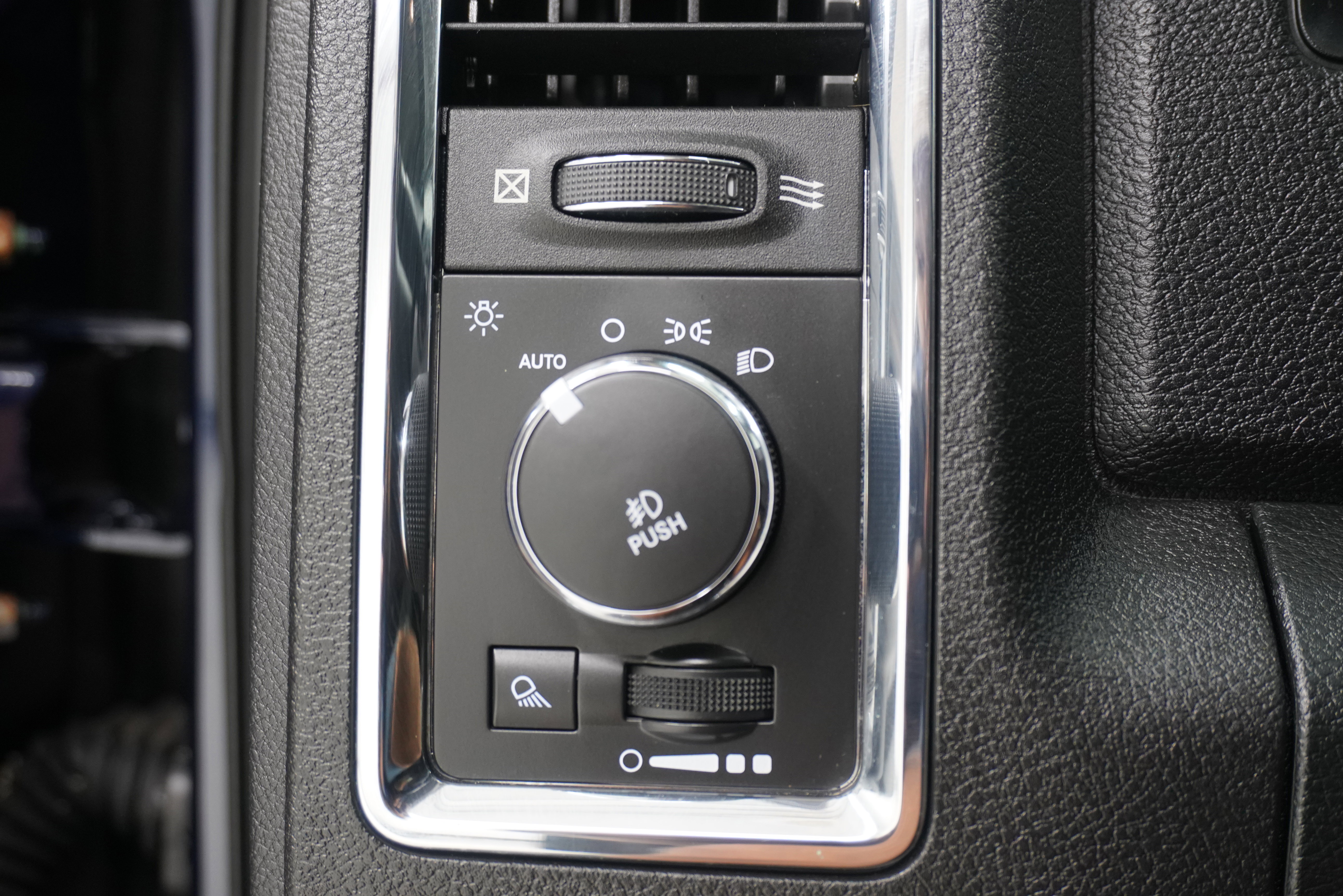 Used 2014 RAM 3500 Laramie w/ Convenience Group RWD image 22