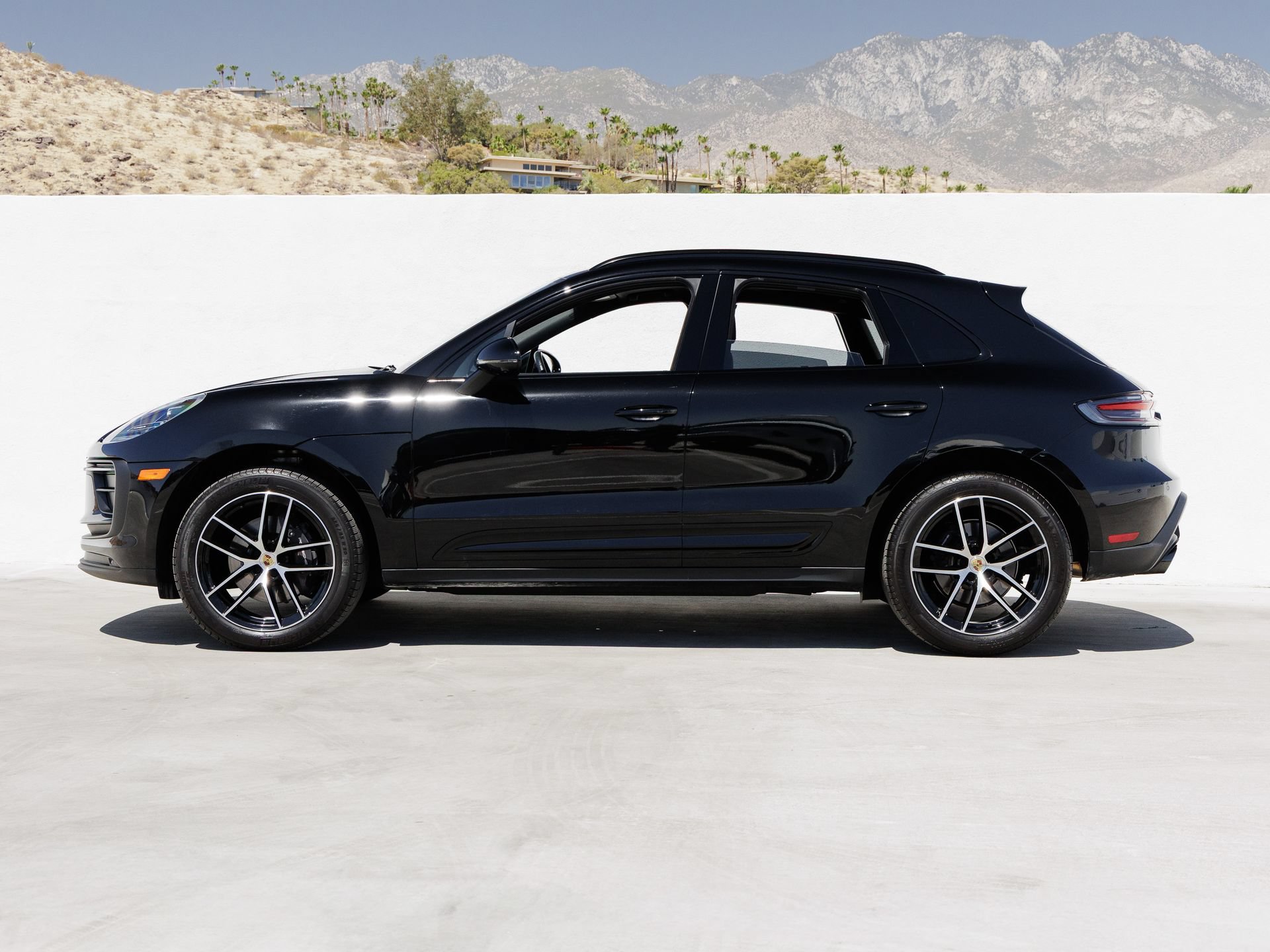 Certified 2025 Porsche Macan AWD/4WD image 2