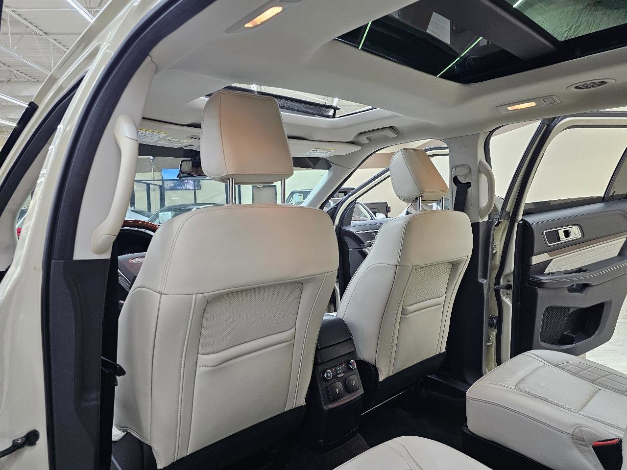 Used 2018 Ford Explorer Platinum image 27