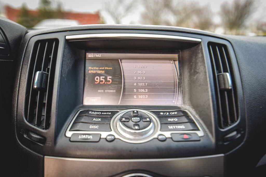 Used 2011 INFINITI G25 x w/ Moonroof Pkg image 14