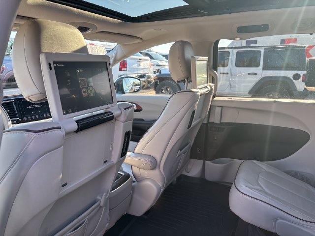 Used 2017 Chrysler Pacifica Limited FWD image 22