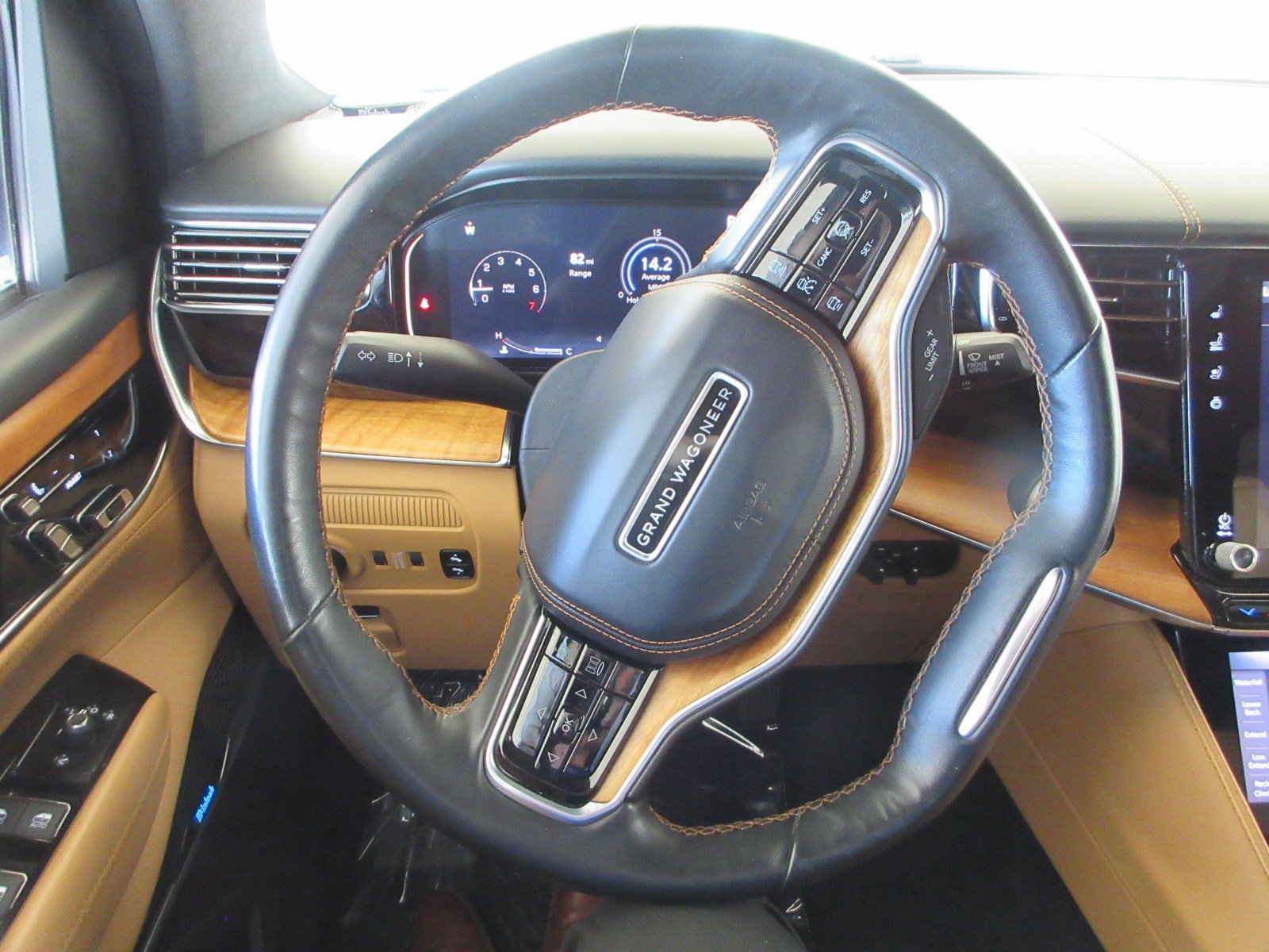 Used 2022 Jeep Grand Wagoneer Series III w/ Rear Seat Video Group 1 AWD/4WD image 40