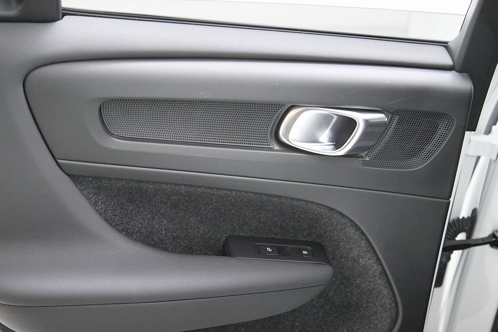 Certified 2023 Volvo XC40 Recharge Ultimate w/ Protection Package Premier image 21