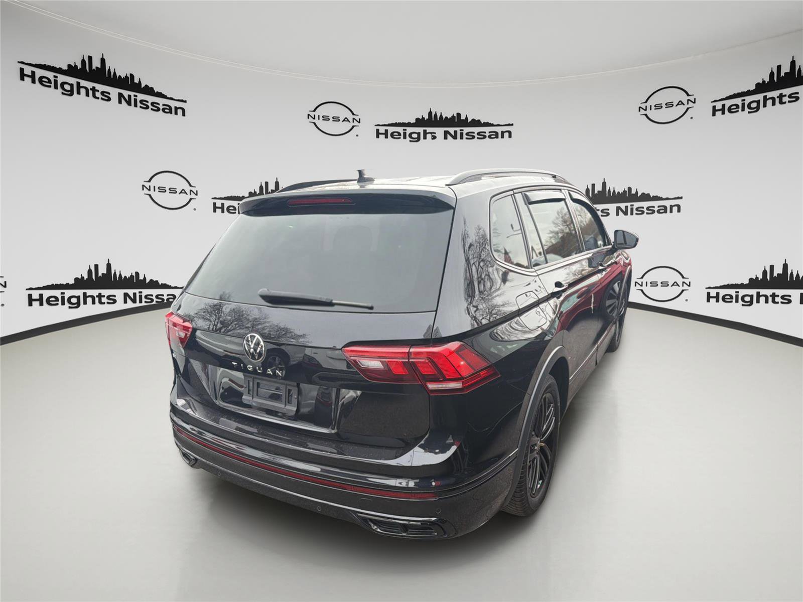 Used 2022 Volkswagen Tiguan SE R-Line image 4