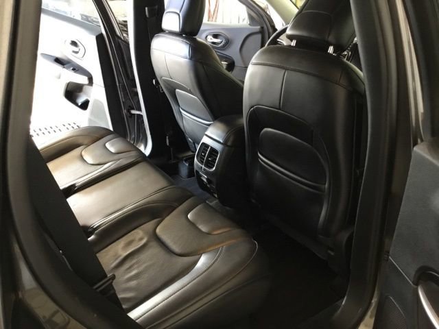 Used 2019 Jeep Cherokee Limited image 48
