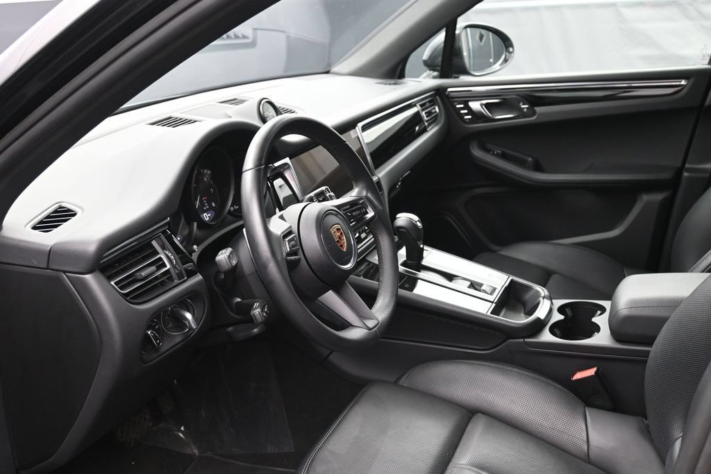 Certified 2025 Porsche Macan AWD/4WD image 4