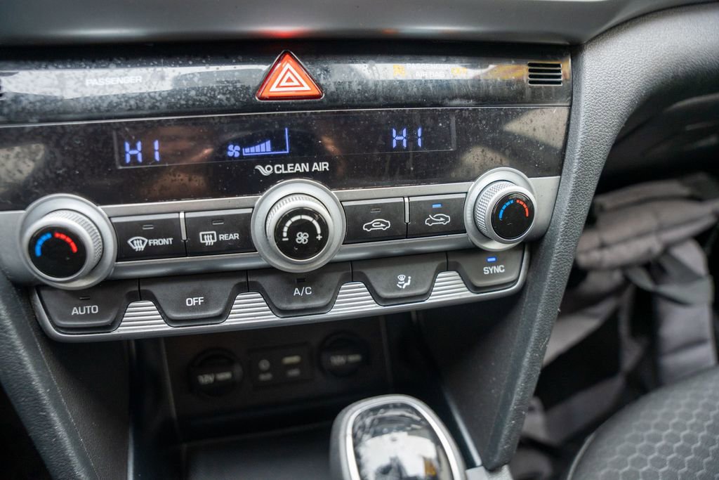 Used 2020 Hyundai Elantra SE w/ Winter Weather Package image 23