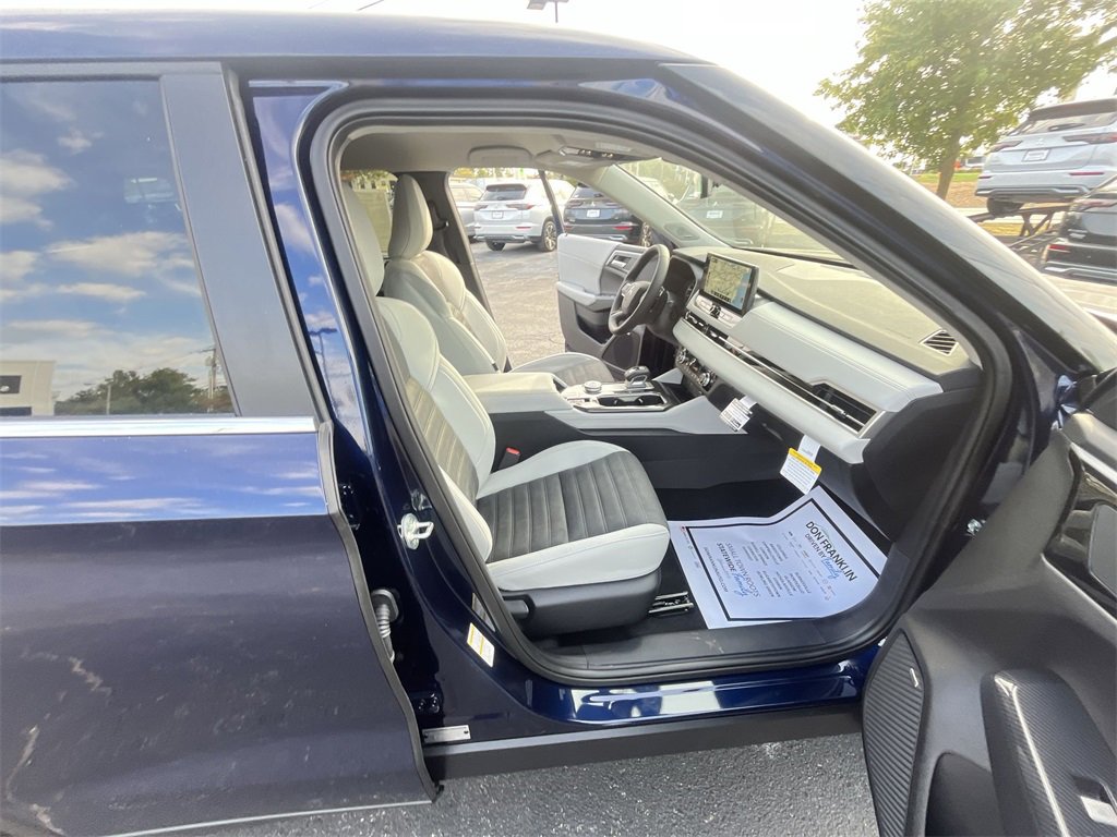 New 2025 Mitsubishi Outlander SE image 24