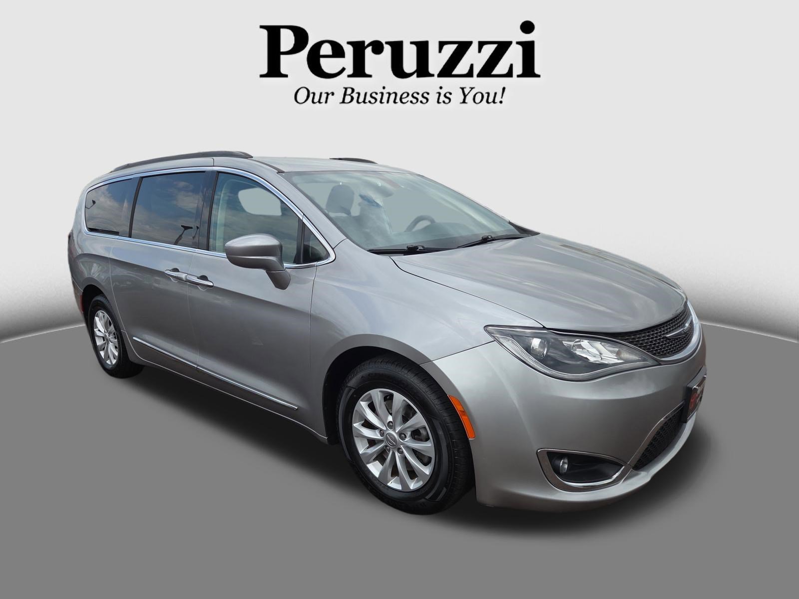 Used 2017 Chrysler Pacifica Touring-L FWD image 1