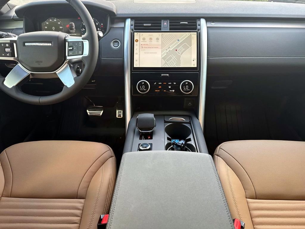 New 2025 Land Rover Discovery Dynamic SE image 13