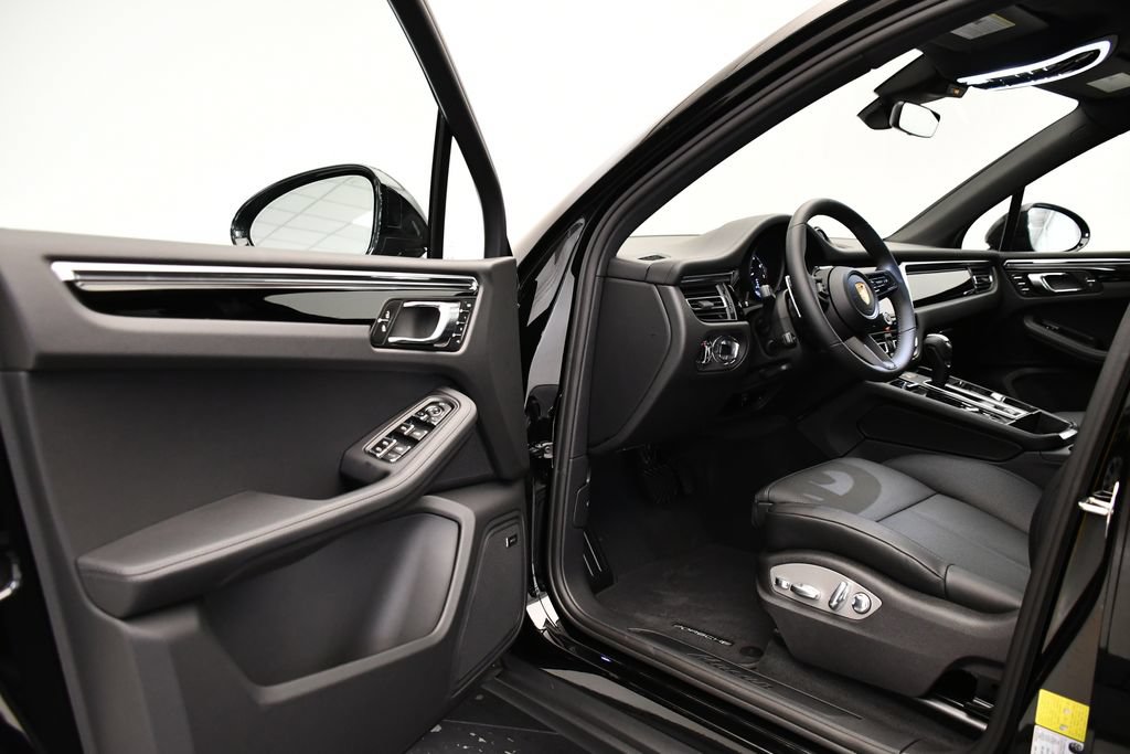 Certified 2026 Porsche Macan AWD/4WD image 40