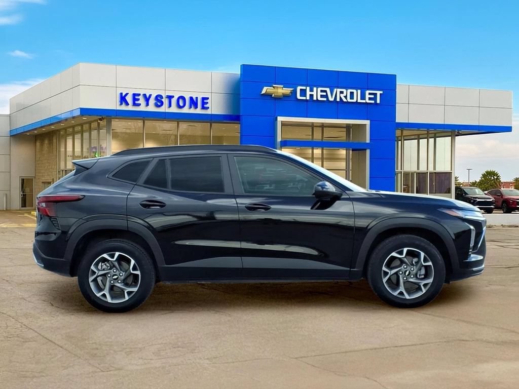 Used 2025 Chevrolet Trax LT FWD image 8