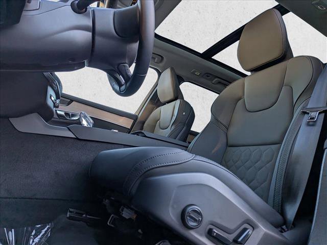 New 2026 Volvo XC90 T8 Plus w/ Protection Package Premier image 4