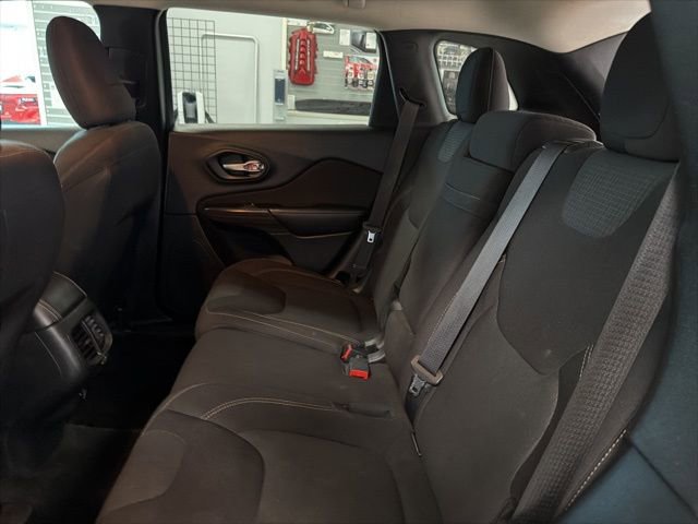 Used 2015 Jeep Cherokee Latitude w/ Comfort/Convenience Group image 25