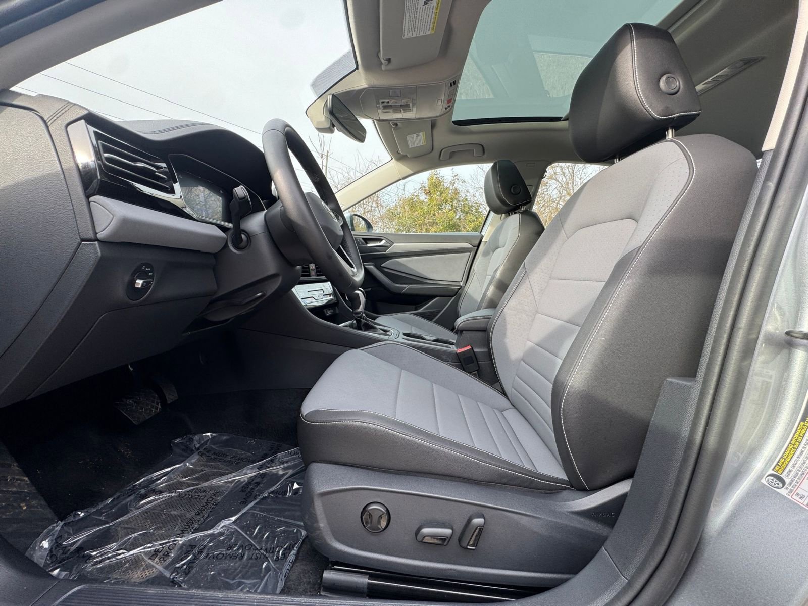 Used 2025 Volkswagen Jetta SE image 23