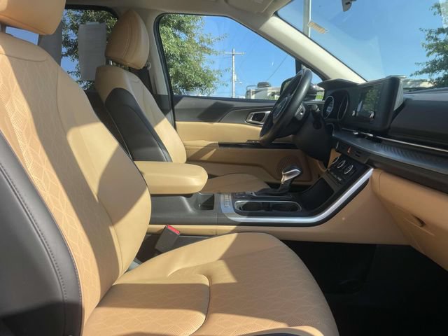 Certified 2024 Kia Carnival LX FWD image 13