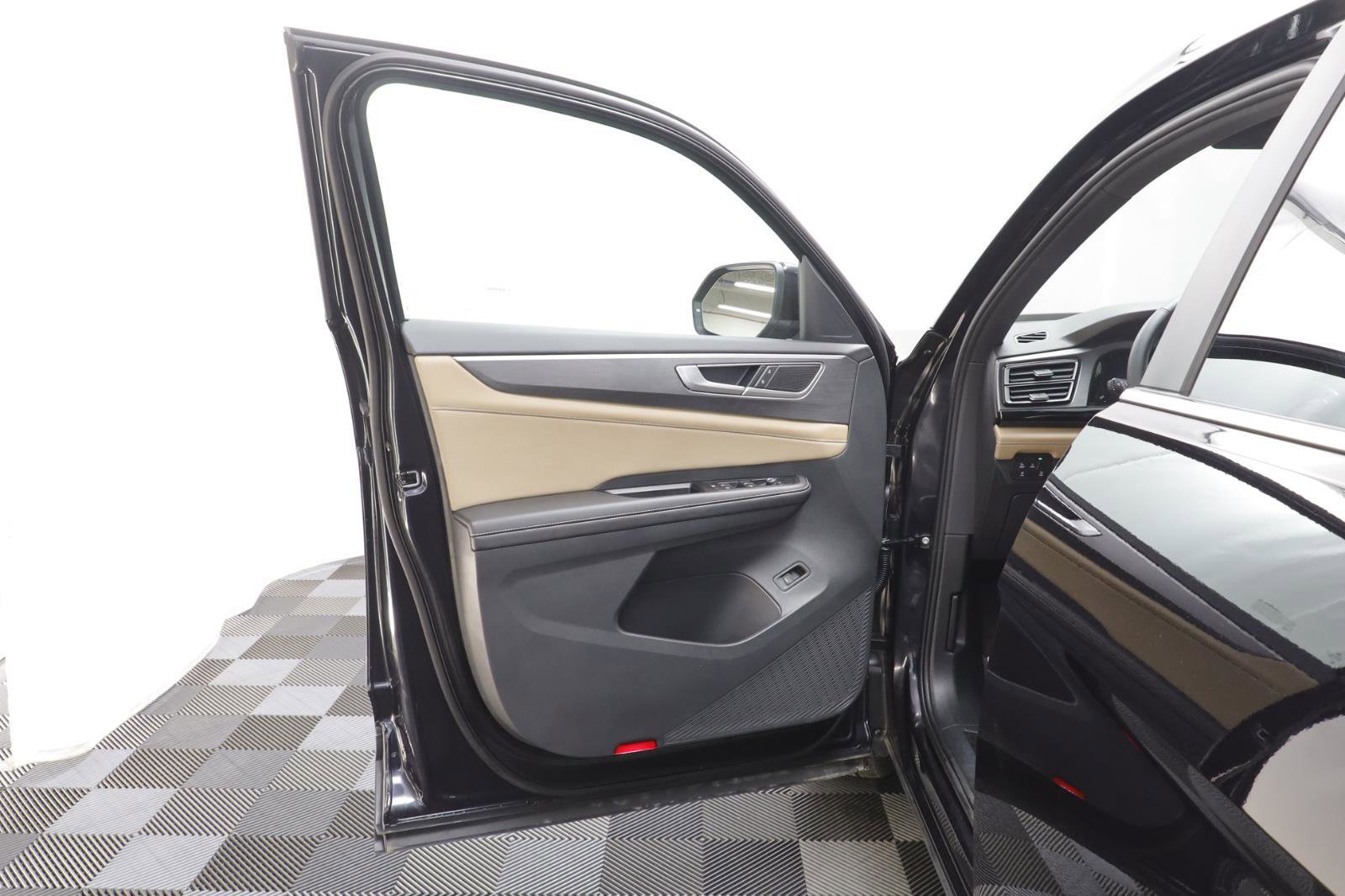 Used 2025 Volkswagen Atlas Cross Sport SE image 5