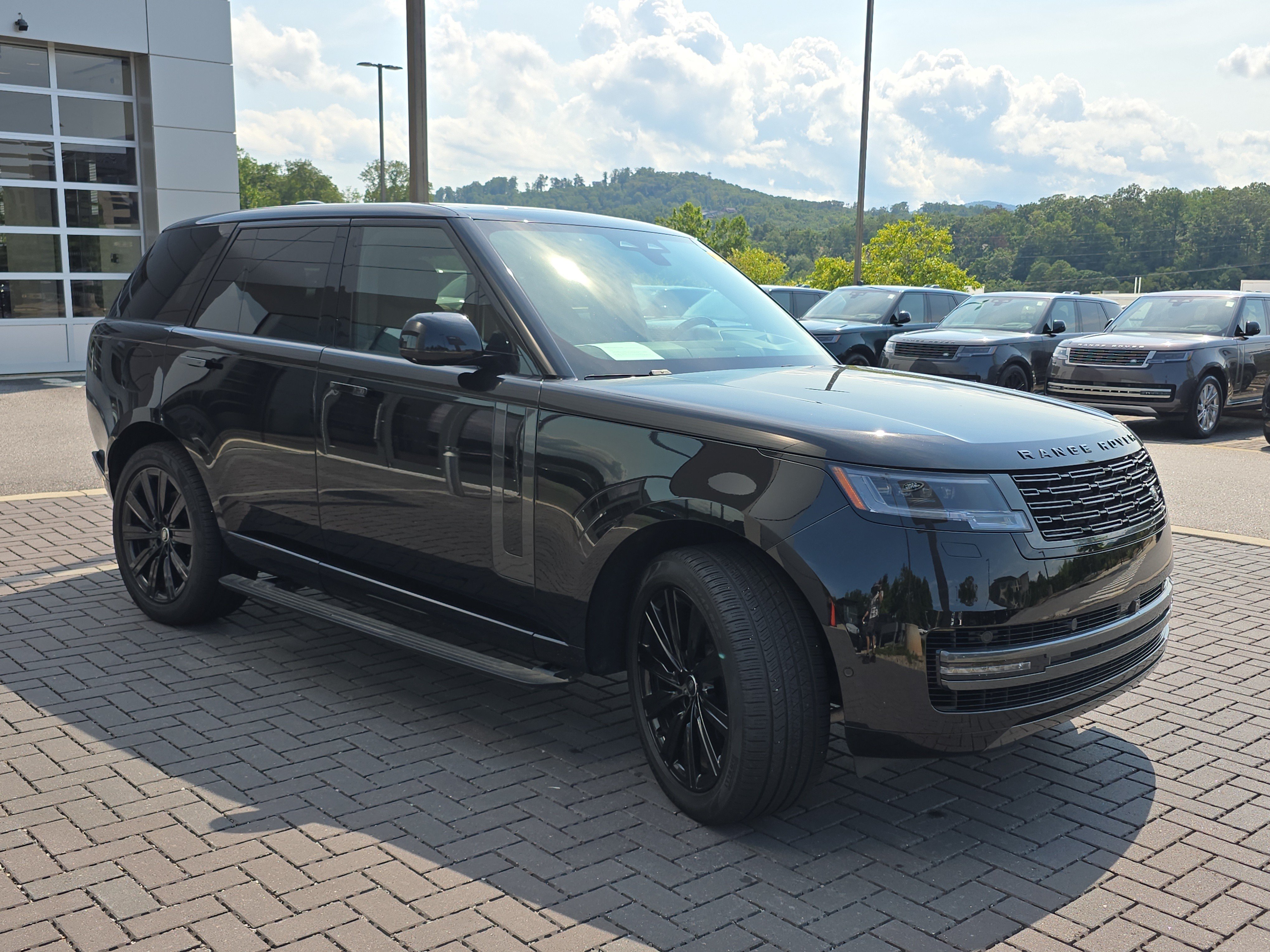 Certified 2025 Land Rover Range Rover SE AWD/4WD image 3