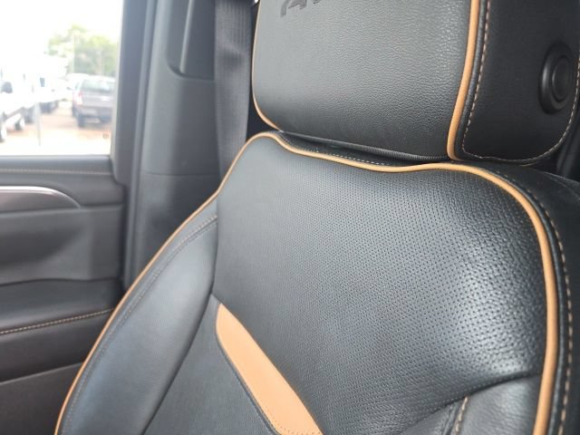 Used 2022 GMC Yukon XL AT4 w/ Technology Package AWD/4WD image 19