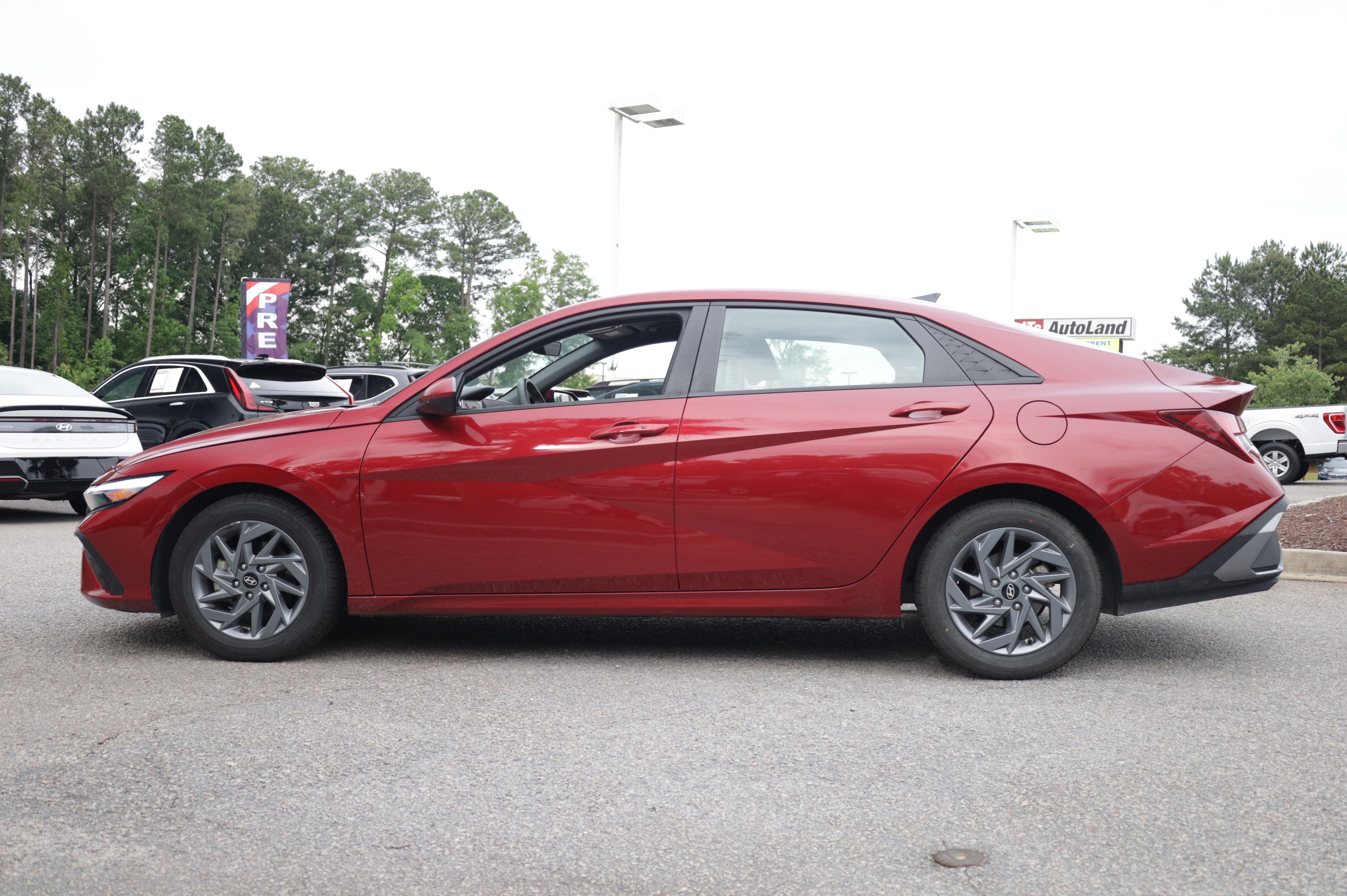 Used 2024 Hyundai Elantra SEL FWD image 2