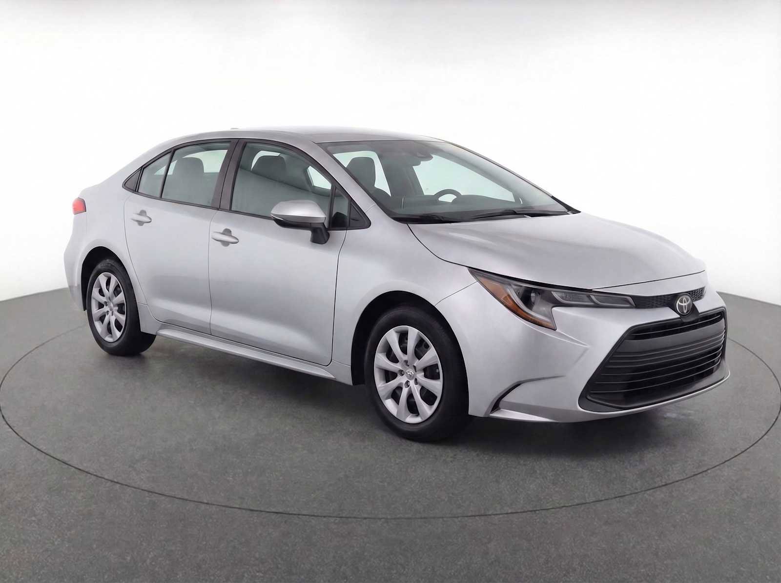 Used 2025 Toyota Corolla LE image 3