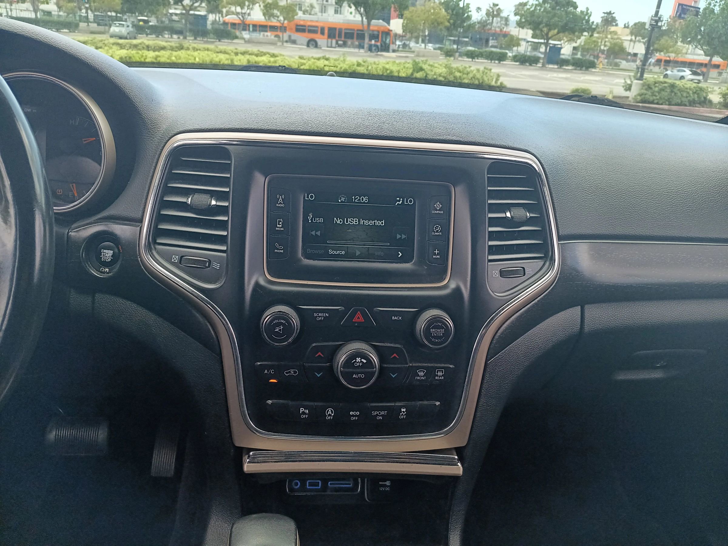 Used 2017 Jeep Grand Cherokee Laredo image 16