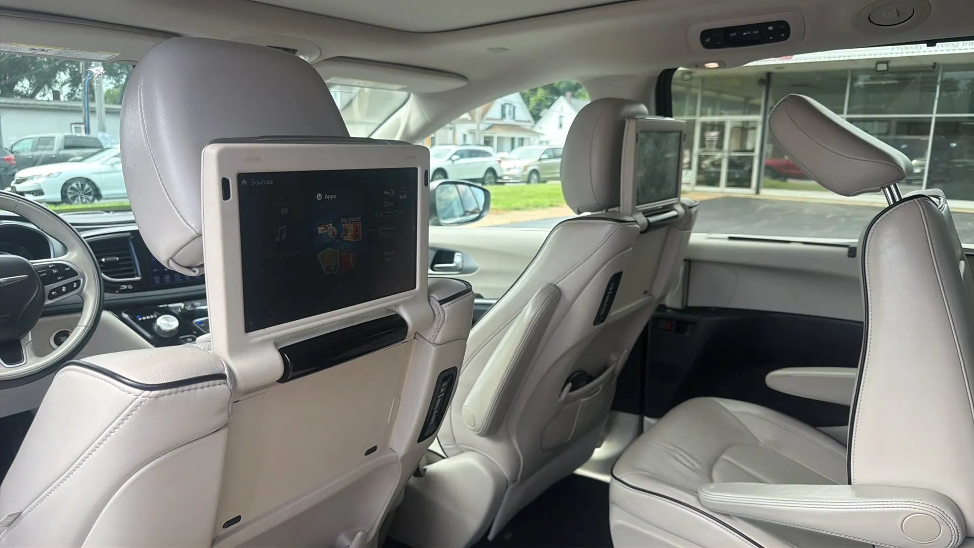 Used 2017 Chrysler Pacifica Platinum FWD image 13