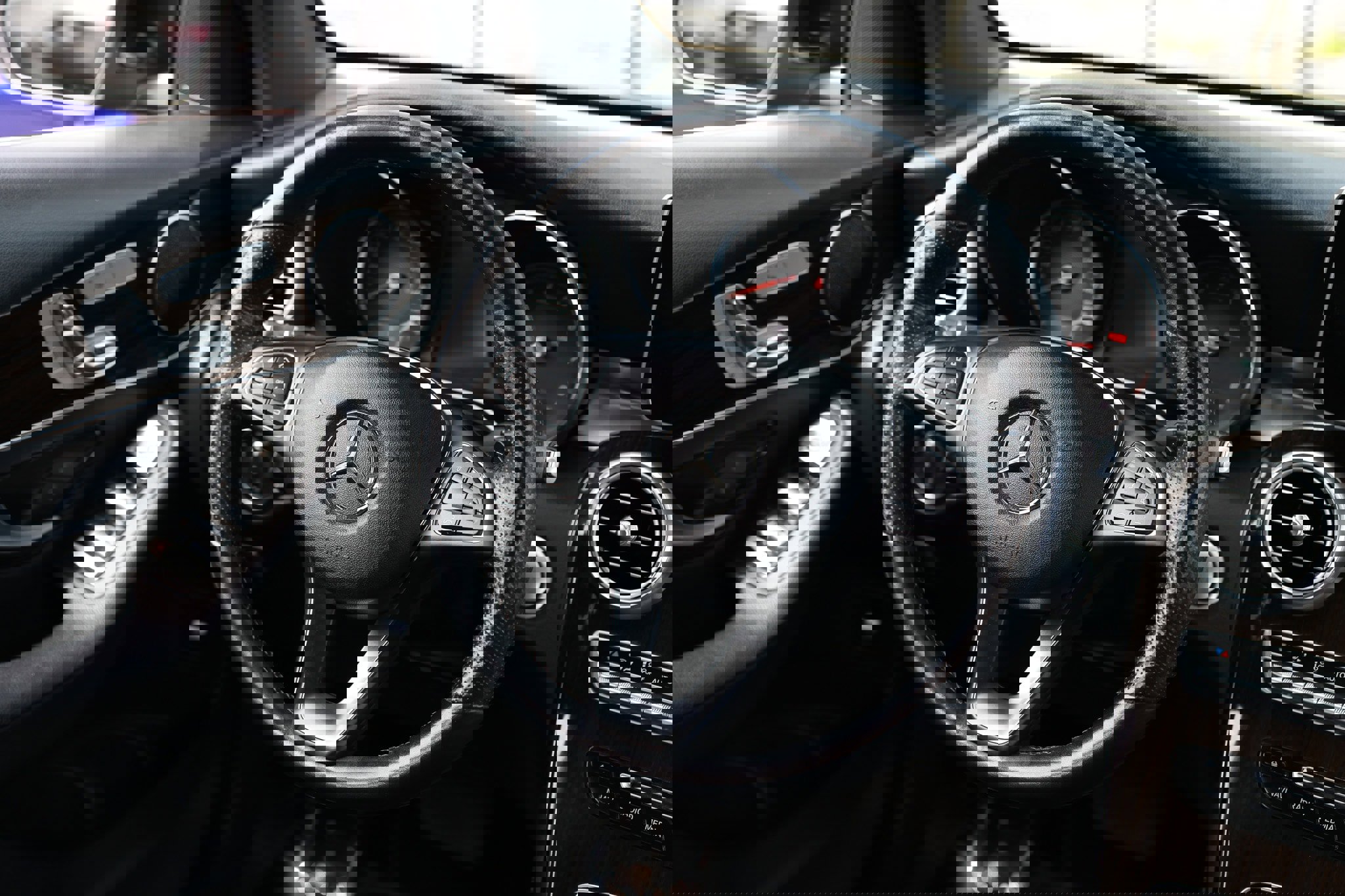 Used 2019 Mercedes-Benz GLC 300 w/ Premium Package image 32