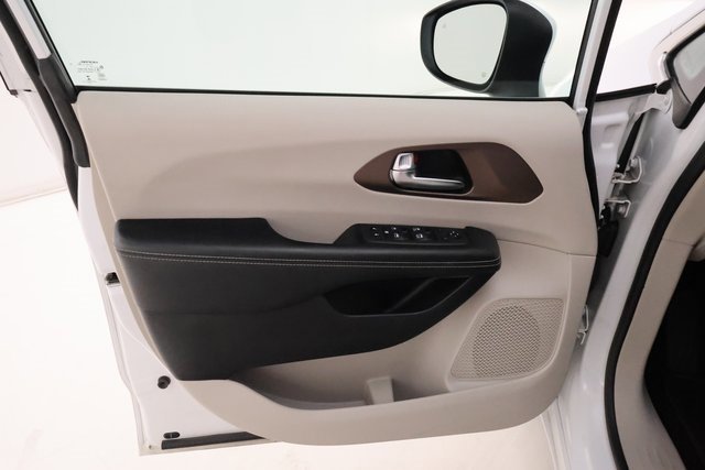 Used 2022 Chrysler Voyager LX image 8